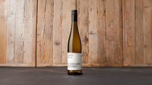 Corvers-Kauter Weissburgunder og Chardonnay foran træbaggrund i Din Vinbar